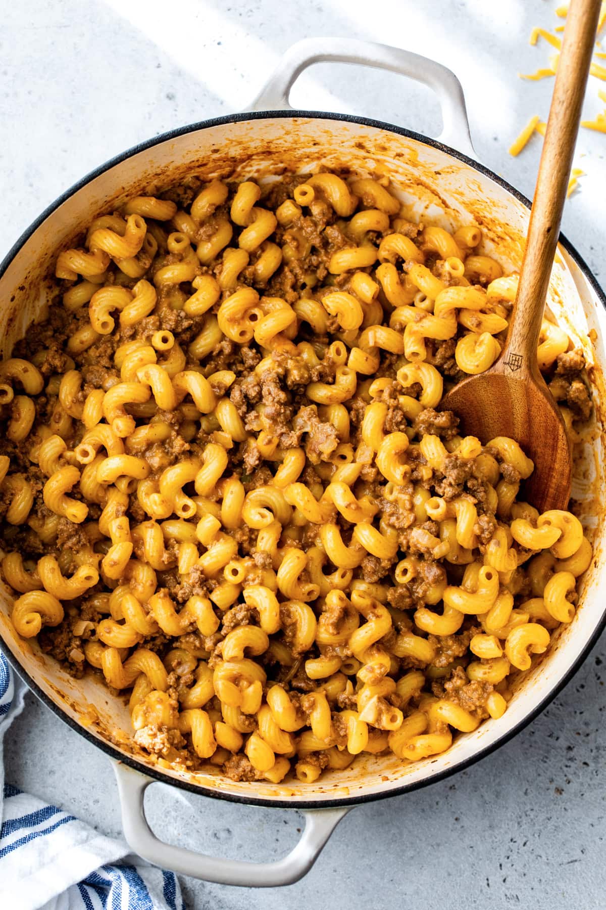 Ground beef, macaroni and cheese in a skillet.