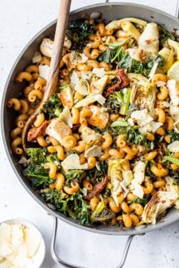 One Pot Chicken and Artichoke Cavatappi