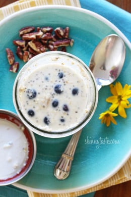 Overnight oats in a mason jar (no cooking required)! A hearty healthy breakfast packed with fiber, vitamins, and nutrients.