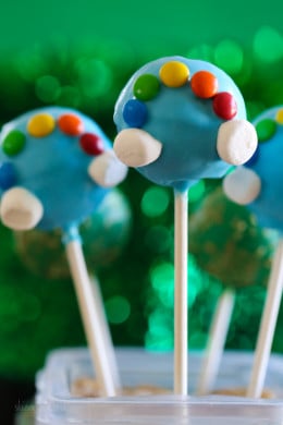 St Patricks Day Cake Pops! Everyone knows there's gold at the end of a rainbow, so why not celebrate St Patrick's Day with these easy cake pops.