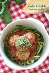 Zucchini noodles and meatballs – when it comes to zucchini noodles, it doesn't get more classic than that! I've been making zucchini noodles long before I got my spiralizer, but now they are so popular you can even buy them pre-cut in the supermarket!